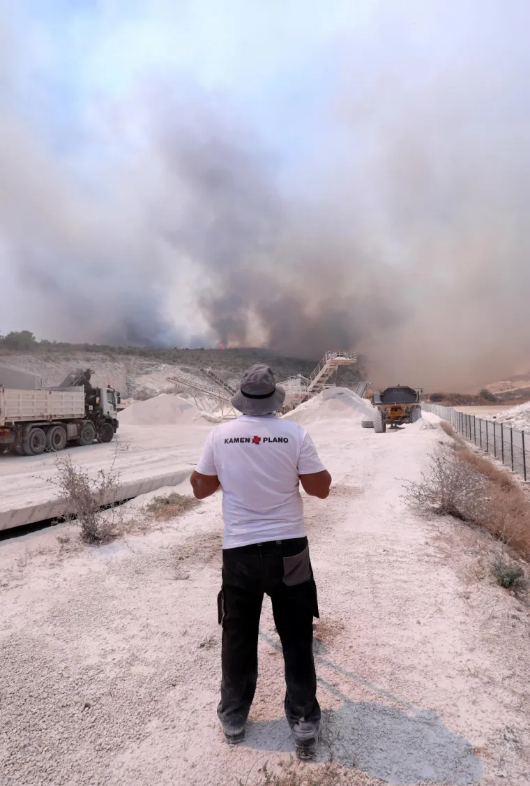 Dramatična situacija: Buknuo veliki požar kod Segeta Gornjeg! Na terenu su sve raspoložive vatrogasne snage