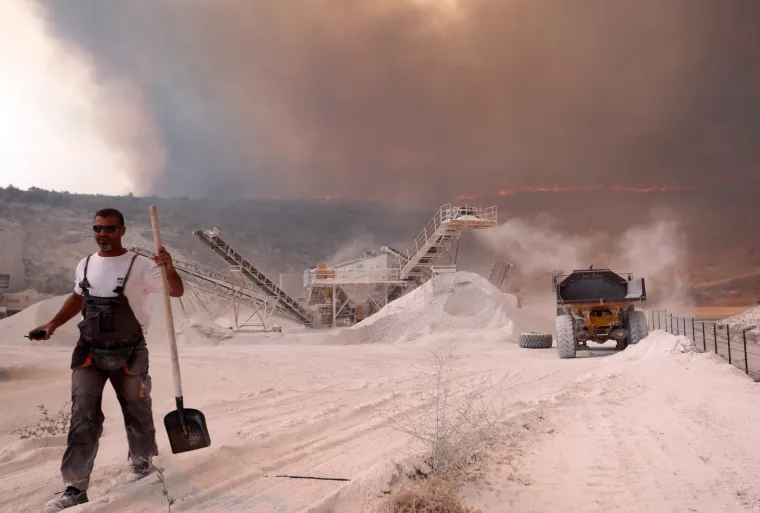 Dramatična situacija: Buknuo veliki požar kod Segeta Gornjeg! Na terenu su sve raspoložive vatrogasne snage