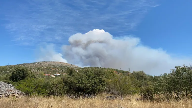 Dramatična situacija: Buknuo veliki požar kod Segeta Gornjeg! Na terenu su sve raspoložive vatrogasne snage