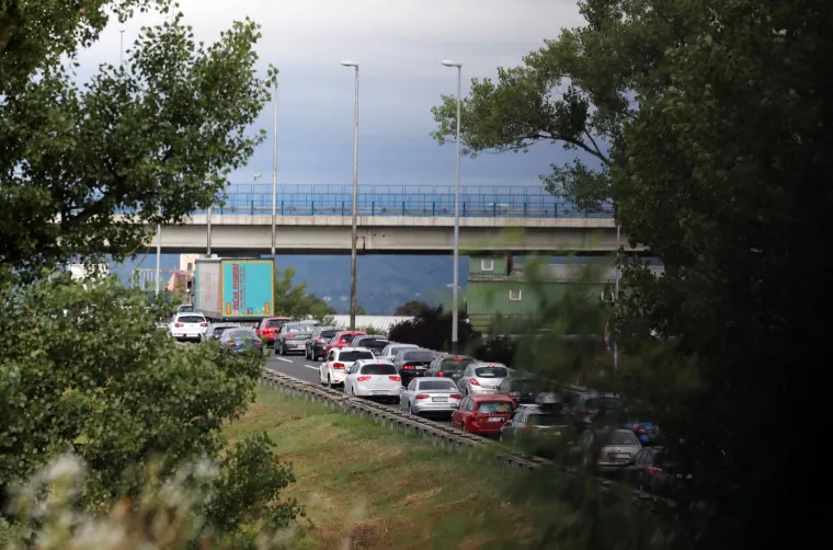 Gužve prema moru, na zagrebačkoj zaobilaznici kilometarske kolone