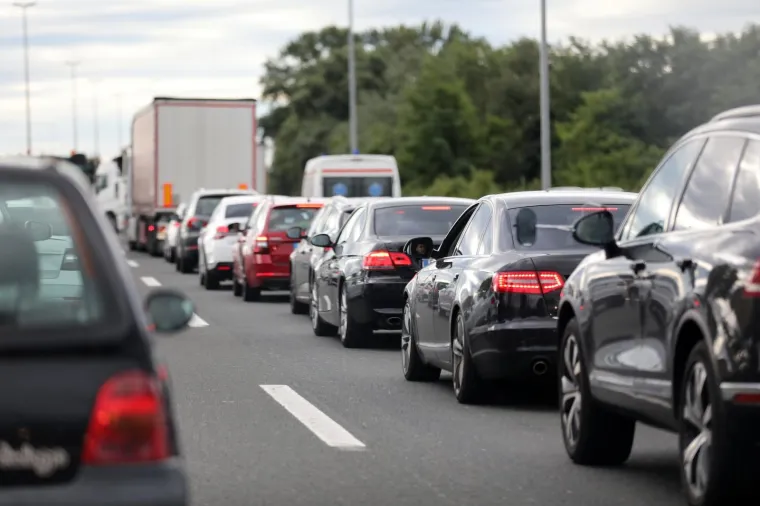 Gužve prema moru, na zagrebačkoj zaobilaznici kilometarske kolone