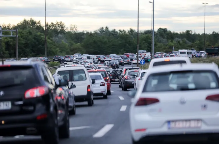 Gužve prema moru, na zagrebačkoj zaobilaznici kilometarske kolone