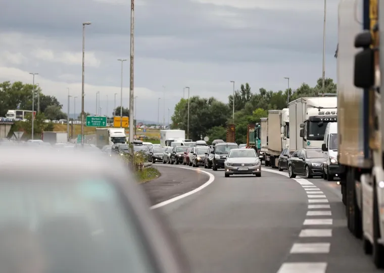 Gužve prema moru, na zagrebačkoj zaobilaznici kilometarske kolone