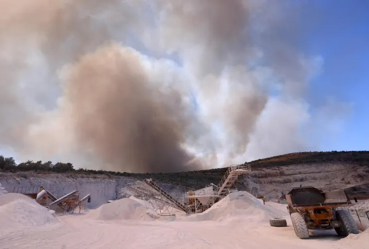 Dramatične scene u Segetu Gornjem, vatra zahvatila kuću: 'Radimo nadljudskim naporima. Te&scaron;ko ludilo je'