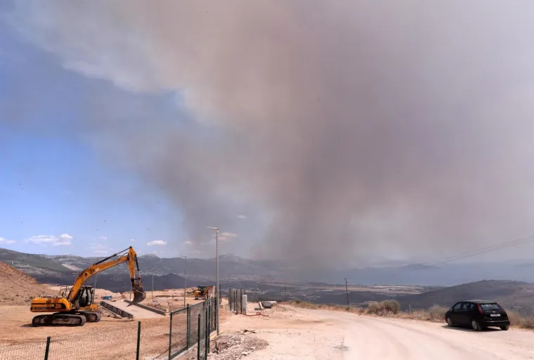 Dramatične scene u Segetu Gornjem, vatra zahvatila kuću: 'Radimo nadljudskim naporima. Te&scaron;ko ludilo je'