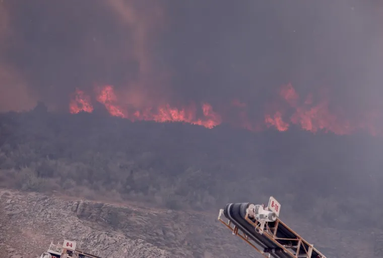 Dramatične scene u Segetu Gornjem, vatra zahvatila kuću: 'Radimo nadljudskim naporima. Te&scaron;ko ludilo je'
