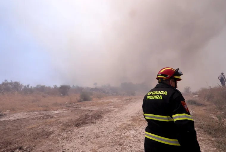 Dramatične scene u Segetu Gornjem, vatra zahvatila kuću: 'Radimo nadljudskim naporima. Te&scaron;ko ludilo je'