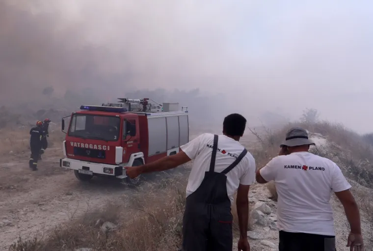 Dramatične scene u Segetu Gornjem, vatra zahvatila kuću: 'Radimo nadljudskim naporima. Te&scaron;ko ludilo je'