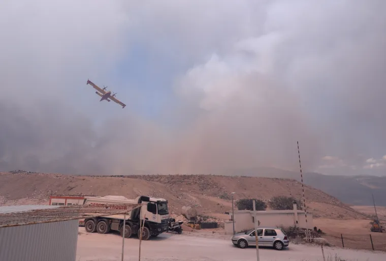 Dramatične scene u Segetu Gornjem, vatra zahvatila kuću: 'Radimo nadljudskim naporima. Te&scaron;ko ludilo je'