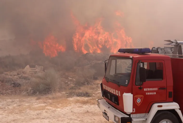 Dramatične scene u Segetu Gornjem, vatra zahvatila kuću: 'Radimo nadljudskim naporima. Te&scaron;ko ludilo je'