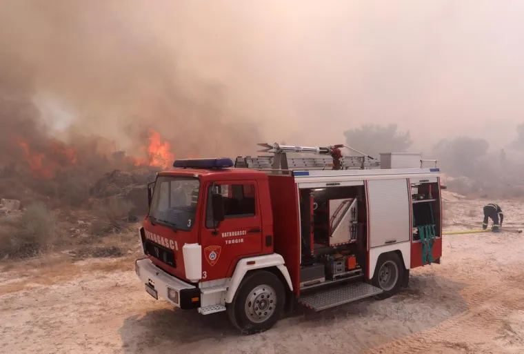 Dramatične scene u Segetu Gornjem, vatra zahvatila kuću: 'Radimo nadljudskim naporima. Te&scaron;ko ludilo je'