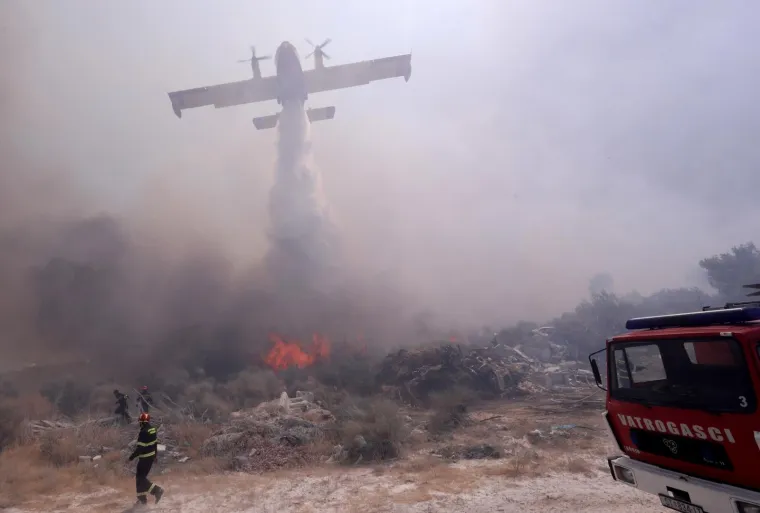 Dramatične scene u Segetu Gornjem, vatra zahvatila kuću: 'Radimo nadljudskim naporima. Te&scaron;ko ludilo je'