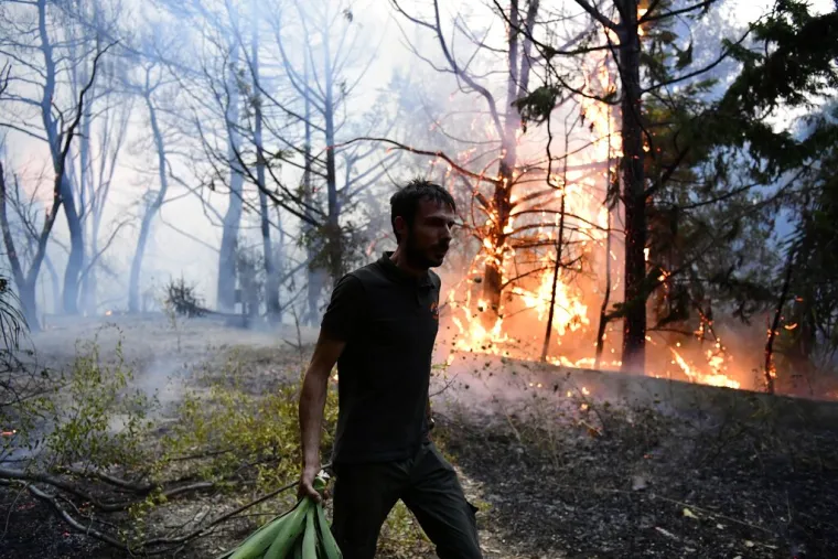 Grčka gori, a &scaron;umski požari blizu su predgrađa Atene: 'Odmah napustite svoje kuće', 'Bježimo iz pakla'