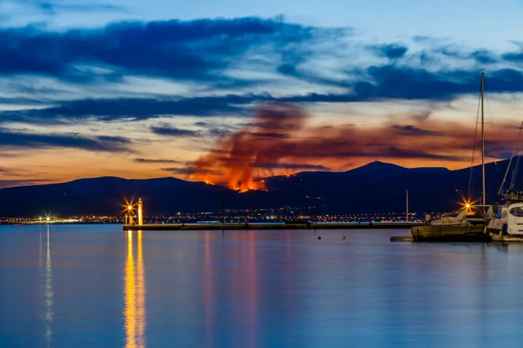 Pogled iz Splita na požar u okolici Segeta Gornjeg: 'Na terenu je 120 vatrogasaca'