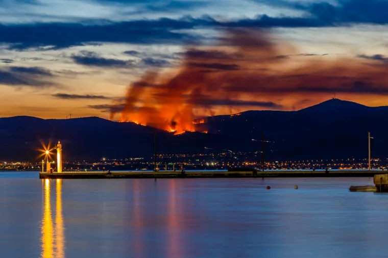 Pogled iz Splita na požar u okolici Segeta Gornjeg: 'Na terenu je 120 vatrogasaca'