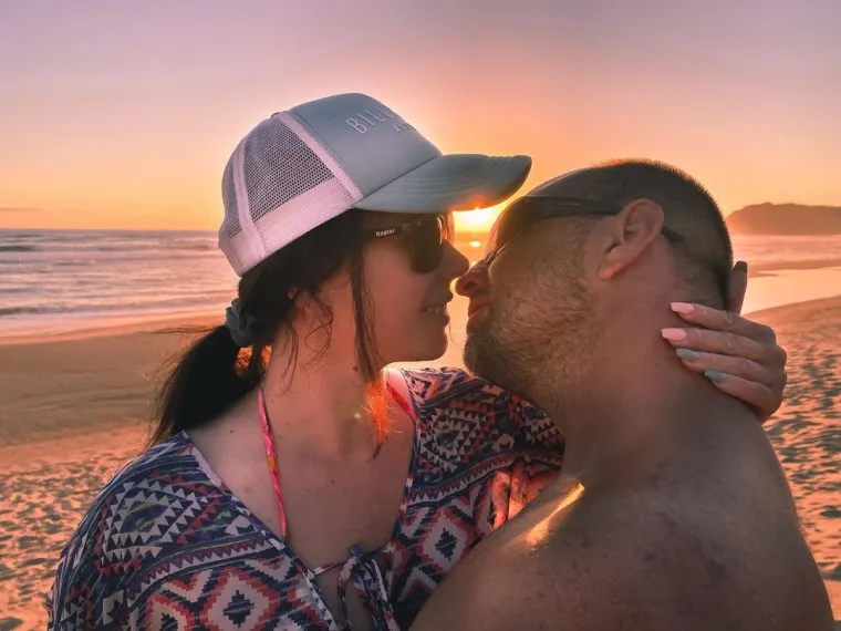 Tom prigodom mu je rekla da će se kad-tad udati za njega, a na &scaron;to se on nasmijao uvjeren da je u pitanju samo dobra zafrkancija, neka njezina &scaron;ala.