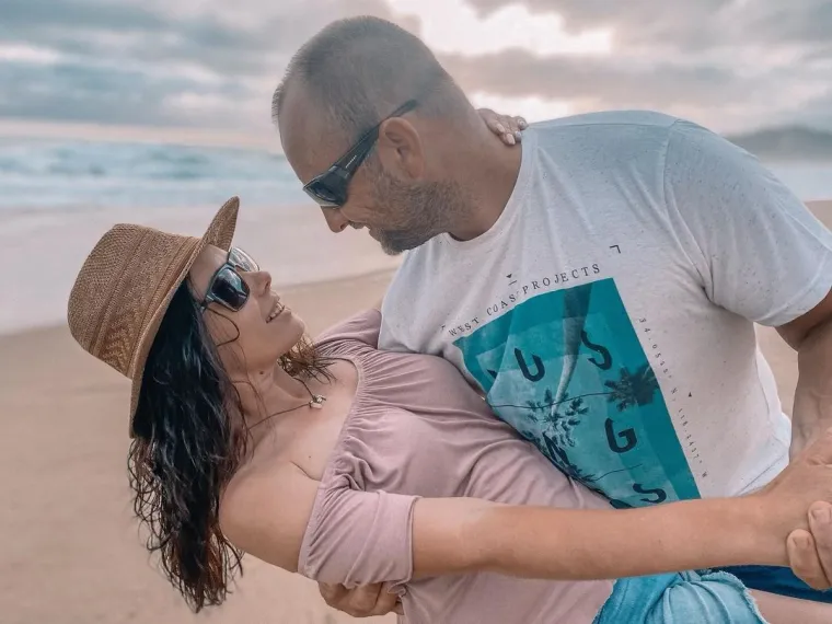 "Jednog je dana svratio u kafić u kojemu sam radila i pri&scaron;ao mi je kako bi me pozdravio i zagrlio. Dogovorili smo se za izlazak i već sutradan smo iza&scaron;li na prvi spoj. Organizirala ga je upravo Nikita, a sve je počelo poljupcem. Nakon puno vaganja je skupio hrabrost", kazala je Jami i dodala da su od te večeri postali nerazdvojni.