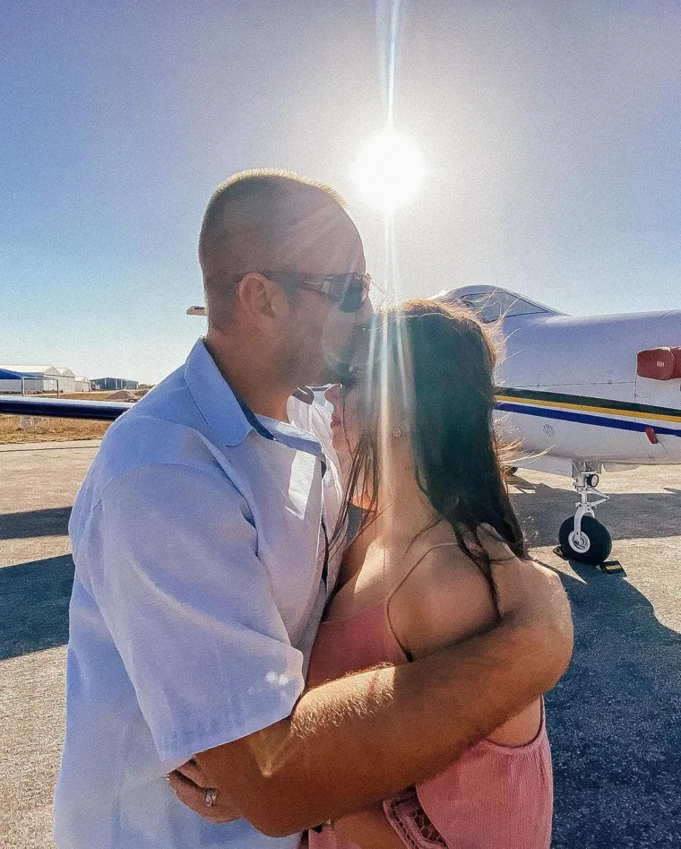 "Moji roditelji su isprva bili iznenađeni, ali u su&scaron;tini nisu imali nikakvih problema s prihvaćanjem na&scaron;e veze. Nije im bio novost u životu, poznavali su ga godinama i sve to vrijeme ga doživljavali kao izuzetno dobrog čovjeka", istaknula je.