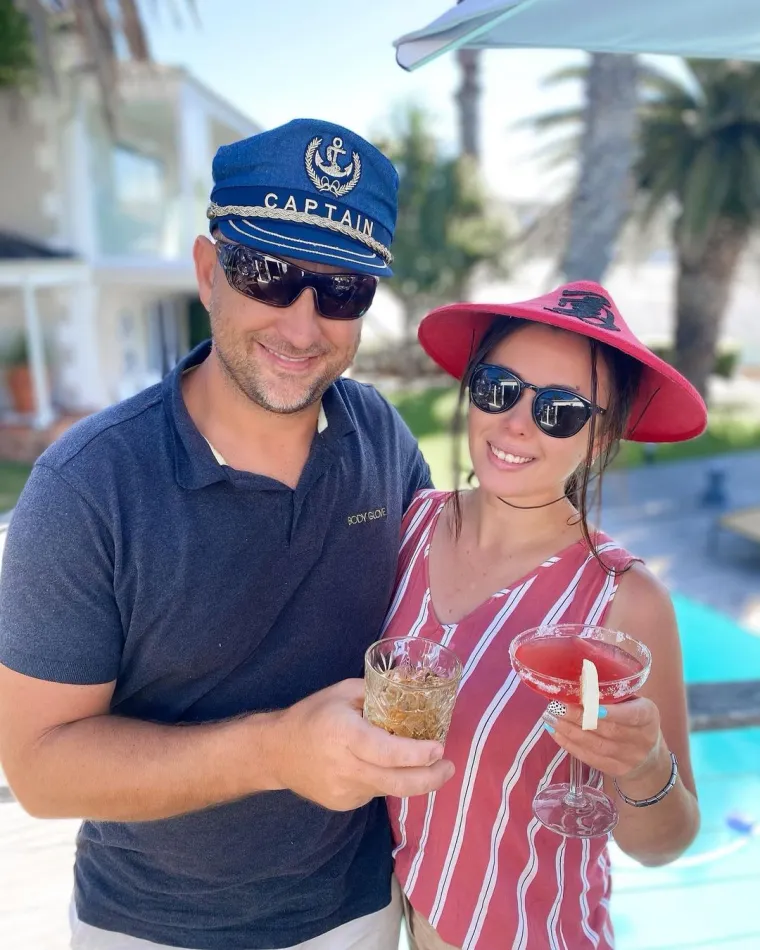 Istina, bio je oženjen u svojim dvadesetima, ali je taj brak propao.