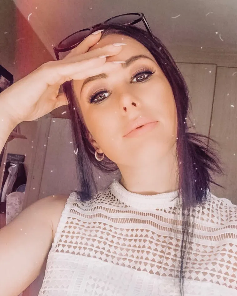 "Ne dopustite da vam itko govori &scaron;to je ispravno, a &scaron;to ne kada su u pitanju ljubav i godine. Nikad, ali nikad se nemojte koncentrirati na takvo &scaron;to, godine su doslovno samo običan broj. Ako je osjećaj dobar, ako duboko u sebi znate da je to - to, onda tu vi&scaron;e nema dvojbi i rasprave", zaključila je na kraju razgovora.