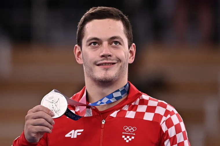 Srbić primio medalju, na pladnju mu je poslužila Kolinda, procurilo što mu je rekla dok ju je stavljao oko vrata