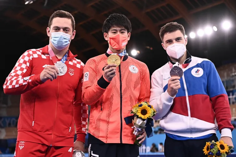 Srbić primio medalju, na pladnju mu je poslužila Kolinda, procurilo što mu je rekla dok ju je stavljao oko vrata