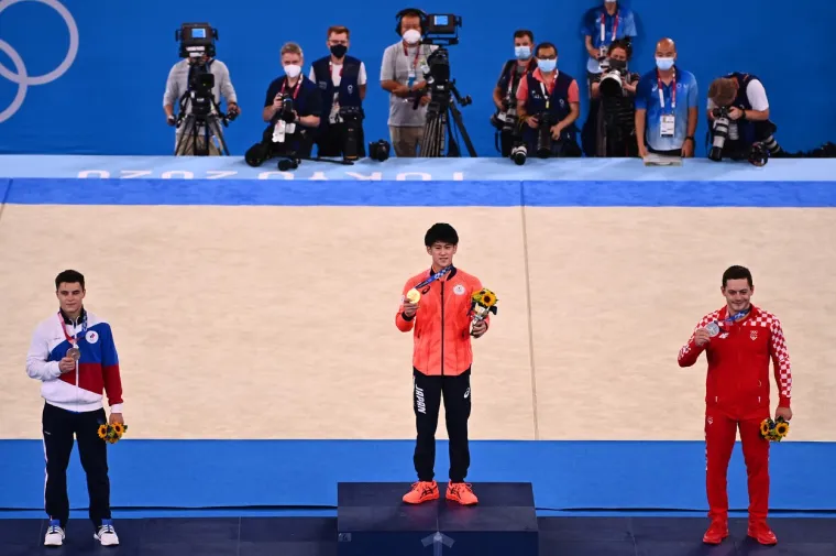 Srbić primio medalju, na pladnju mu je poslužila Kolinda, procurilo što mu je rekla dok ju je stavljao oko vrata