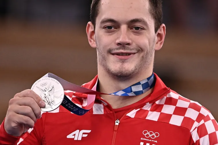 Srbić primio medalju, na pladnju mu je poslužila Kolinda, procurilo što mu je rekla dok ju je stavljao oko vrata