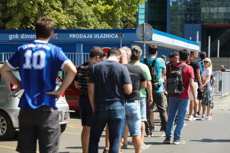 Navijači nahrlili pred Dinamov stadion, a glavni razlog za to je moguća utakmica sa Zvezdom