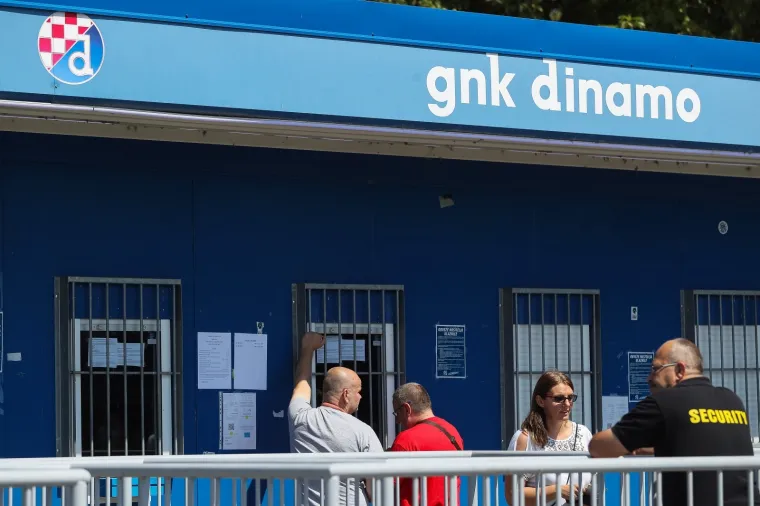 Navijači nahrlili pred Dinamov stadion, a glavni razlog za to je moguća utakmica sa Zvezdom