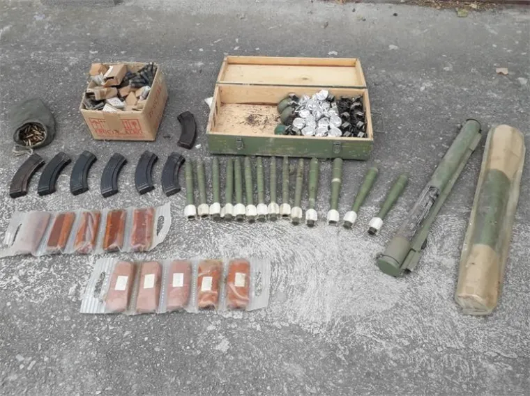 Pa pogledajte &scaron;to je ovaj čovjek imao doma! Bombe, mine, raketni bacači... Naoružanje za omanju vojsku