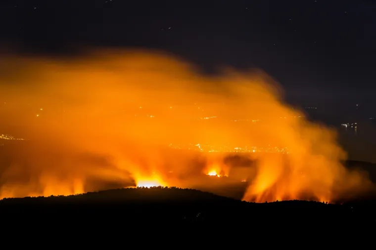 Cijelu noć vatrogasci su se borili s vatrom kod Trogira: Požar i dalje prijeti, stigli kanaderi