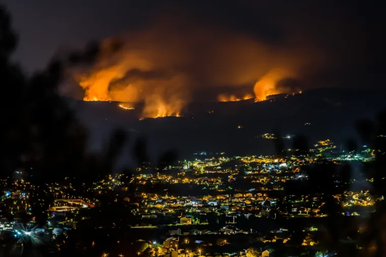 Cijelu noć vatrogasci su se borili s vatrom kod Trogira: Požar i dalje prijeti, stigli kanaderi