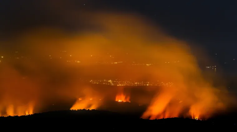 Cijelu noć vatrogasci su se borili s vatrom kod Trogira: Požar i dalje prijeti, stigli kanaderi