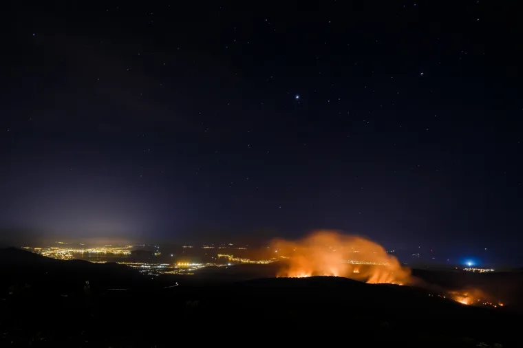 Cijelu noć vatrogasci su se borili s vatrom kod Trogira: Požar i dalje prijeti, stigli kanaderi