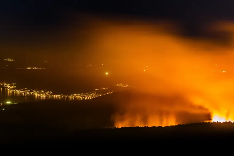 Cijelu noć vatrogasci su se borili s vatrom kod Trogira: Požar i dalje prijeti, stigli kanaderi