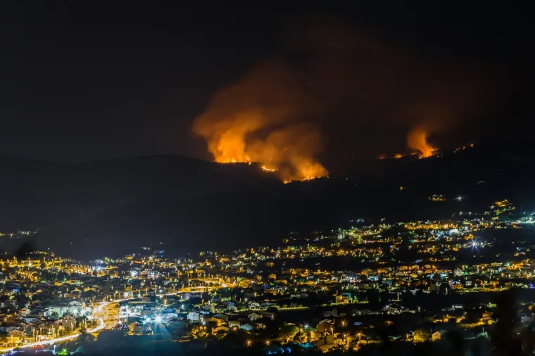 Cijelu noć vatrogasci su se borili s vatrom kod Trogira: Požar i dalje prijeti, stigli kanaderi