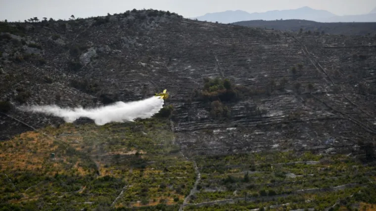 Milanović u helikopteru nadletio požari&scaron;te u zaleđu Trogira: Objavio je fotografije spaljenog i opusto&scaron;enog područja