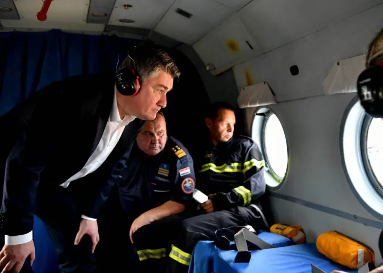 Milanović u helikopteru nadletio požari&scaron;te u zaleđu Trogira: Objavio je fotografije spaljenog i opusto&scaron;enog područja