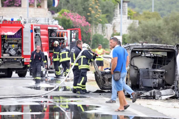 Požar kod Dubrovnika: Do&scaron;lo je do iskrenja agregata uslijed pretakanja goriva - izgorio kombi, automobil...
