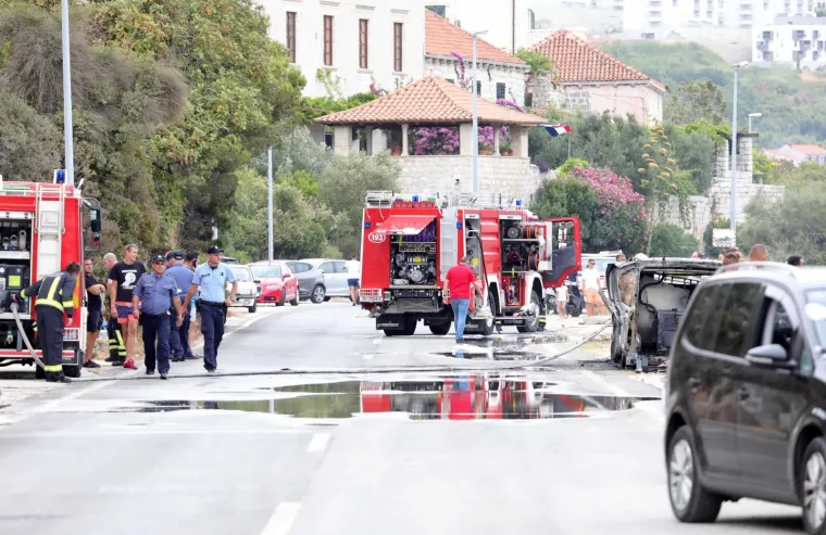 Požar kod Dubrovnika: Do&scaron;lo je do iskrenja agregata uslijed pretakanja goriva - izgorio kombi, automobil...