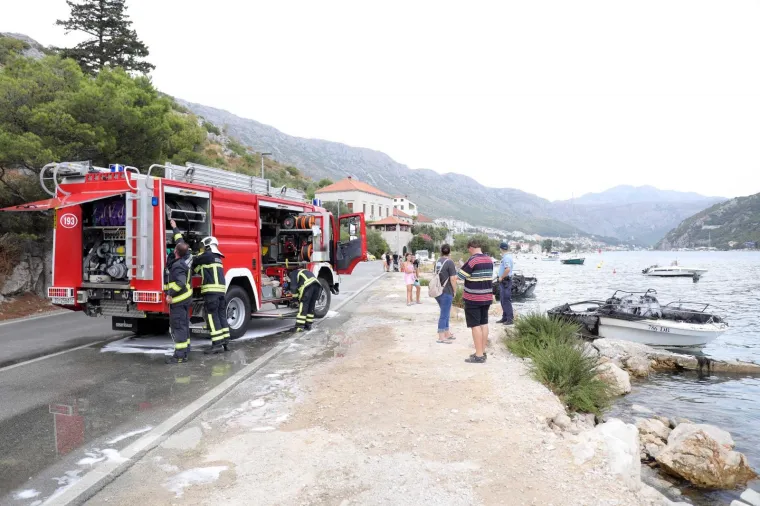 Požar kod Dubrovnika: Do&scaron;lo je do iskrenja agregata uslijed pretakanja goriva - izgorio kombi, automobil...