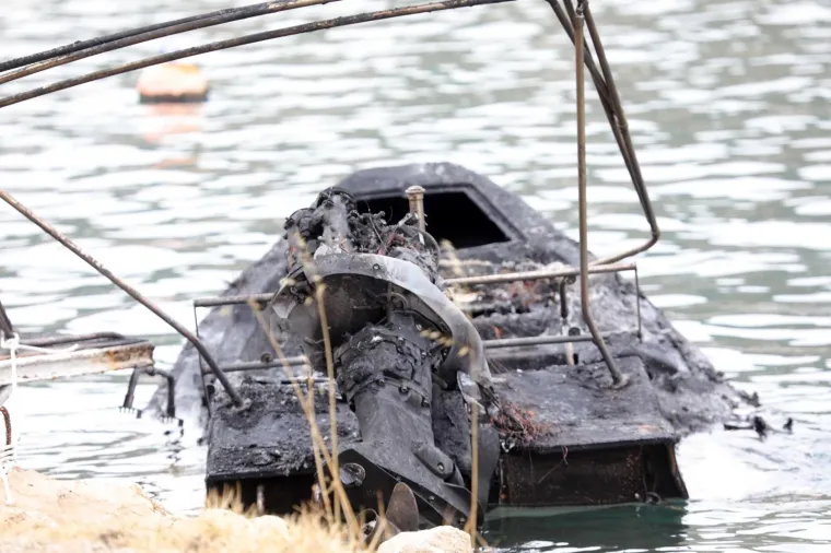 Požar kod Dubrovnika: Do&scaron;lo je do iskrenja agregata uslijed pretakanja goriva - izgorio kombi, automobil...