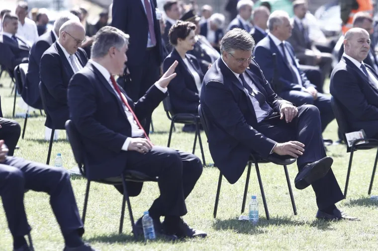 Zar su Plenković i Milanović iznova otkrili izgubljeno prijateljstvo!? Pogledajte kako su ćaskali u Kninu, zabavljali se