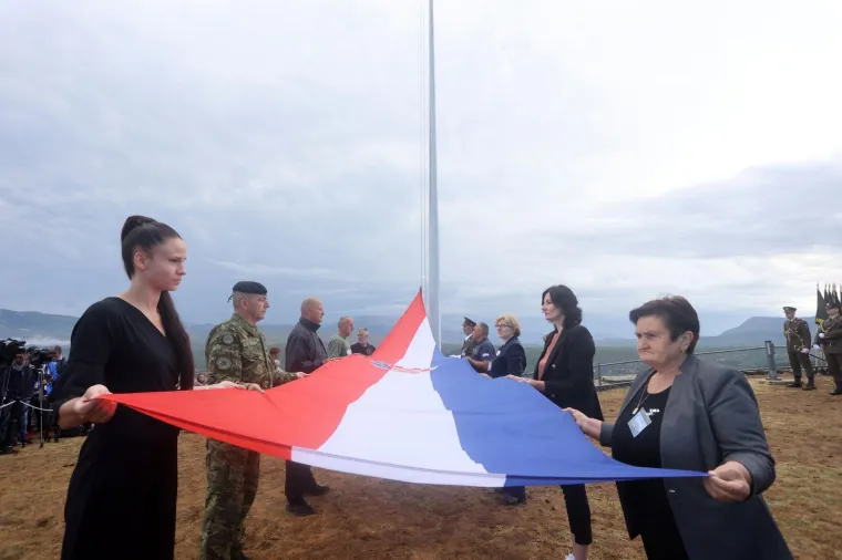 Svečani program na tvrđavi povodom Dana pobjede i domovinske zahvalnosti te Dana hrvatskih branitelja i podizanje zastave Republike Hrvatske na kninskoj tvrđavi