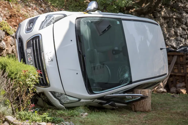 Užas u Rijeci: Sletio automobilom s ceste u dvori&scaron;te obiteljske kuće i poginuo
