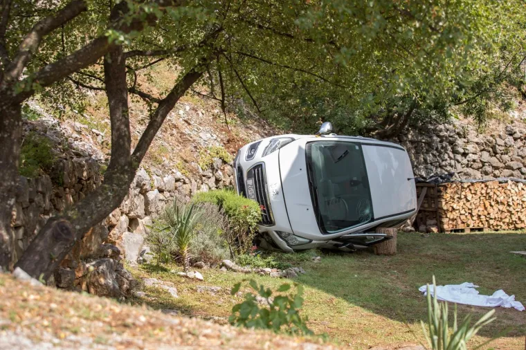 Užas u Rijeci: Sletio automobilom s ceste u dvori&scaron;te obiteljske kuće i poginuo