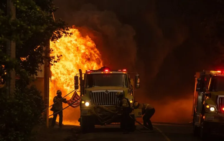 &quot;Učinili smo sve što smo mogli&quot;, rekao je novinarima glasnogovornik vatrogasaca na tom području Mitch Matlow. &quot;No to ponekad nije dovoljno&quot;.  Na fotografijama koje je snimio novinar AFP-a vide se metalni električni stupovi do pola savijeni od topline požara i poneki koji još odolijeva.