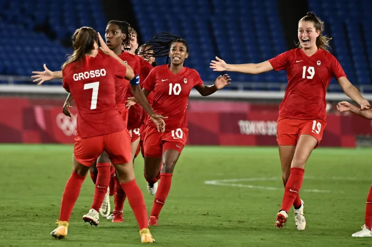 Kanadske nogometa&scaron;ice se upisale u povijest, pogledajte kako su proslavile zlato na Igrama