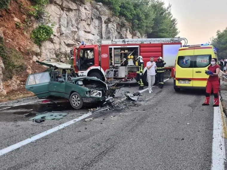 Stra&scaron;na nesreća kod Dubrovnika: U sudaru kamiona i dva automobila jedna osoba poginula, a četiri su ozlijeđene